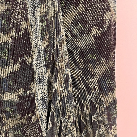 Wilfred Aritzia Talence Blouse Green & Black Python Snake Print Pleated size XS - Picture 6 of 8
